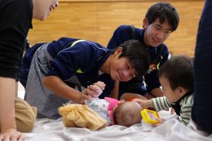 わくわく赤ちゃんふれあい体験のようす